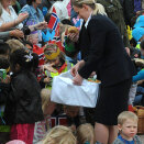 Members of the Royal Court handed out sweet buns and juice to all the children. (Photo: Sven Gj. Gjeruldsen, the Royal Court)